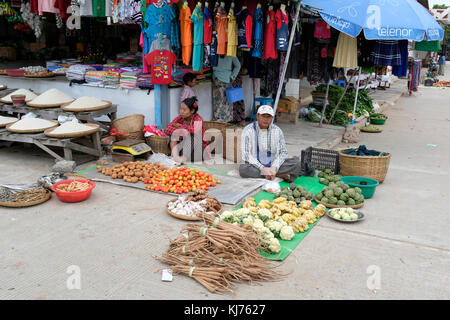 Ventes sur le marché à Bagan, Myanmar Banque D'Images