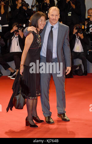 Woody Harrelson et sa femme Laura Louie assister à la première de trois panneaux d'Extérieur Ebbing, Missouri, Festival du Film de Venise. © Paul Treadway Banque D'Images