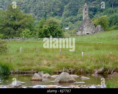 Cadre idyllique paysage irlandais avec tour ronde d'un ancien monastère en arrière-plan Banque D'Images