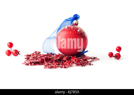 Boule de Noël rouge avec ruban bleu et Red Garland et gui sur fond blanc Banque D'Images