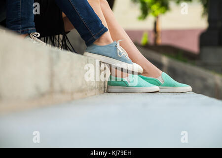 Les jeunes filles portant des chaussures de sitting on stairs Banque D'Images