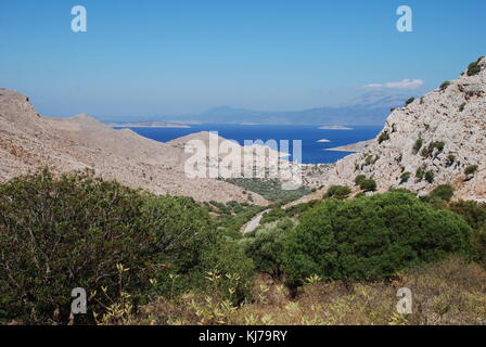En regardant vers l'emborio à partir de la route à chorio sur l'île grecque de Halki. Banque D'Images
