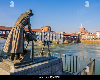 Lavandière statue et pont couvert, Pavie, Italie Banque D'Images