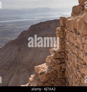 Vue sur mur de pierre, Massada, désert de Judée, Région de la Mer Morte, Israël Banque D'Images