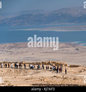 Les touristes à pied fort abandonné, Massada, désert de Judée, Région de la Mer Morte, Israël Banque D'Images