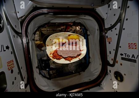 Expedition 53 L'astronaute américain randy bresnik ont pris une photo de son M.. le projet de loi dans l'espace flottant sandwich autour de la station spatiale internationale le 20 novembre 2017, dans l'orbite de la terre. Banque D'Images