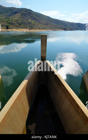 Vue depuis le barrage de maguga. maguga dam est un barrage sur la rivière Komati dans hhohho, Swaziland. Il se trouve à 115 mètres de haut et est situé à 11 kilomètres au sud de pi Banque D'Images