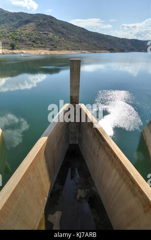 Vue depuis le barrage de maguga. maguga dam est un barrage sur la rivière Komati dans hhohho, Swaziland. Il se trouve à 115 mètres de haut et est situé à 11 kilomètres au sud de pi Banque D'Images