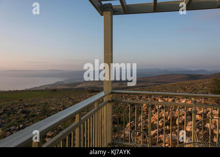 Le lever du soleil sur la mer de Galilée vu du balcon, Galilée, Israël Banque D'Images
