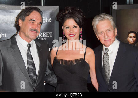 (L-R) le directeur Oliver Stone, Les Acteurs Catherine Zeta-Jones et Michael Douglas assistent à la première de "Wall Street: Argent Jamais cousue" au Ziegfeld. Banque D'Images