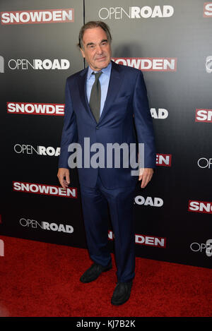 Le directeur Oliver Stone assiste à la première de 'Snowden' à New York à AMC Loews Lincoln Square le 13 septembre 2016 à New York. Banque D'Images