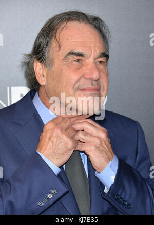 Le directeur Oliver Stone assiste à la première de 'Snowden' à New York à AMC Loews Lincoln Square le 13 septembre 2016 à New York. Banque D'Images