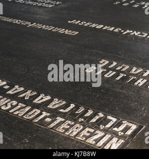 Les noms des martyrs sur marbre dans memorial, Salle du Souvenir, Yad Vashem, Jérusalem, Israël Banque D'Images