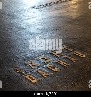 Les noms des martyrs sur marbre dans memorial, Salle du Souvenir, Yad Vashem, Jérusalem, Israël Banque D'Images