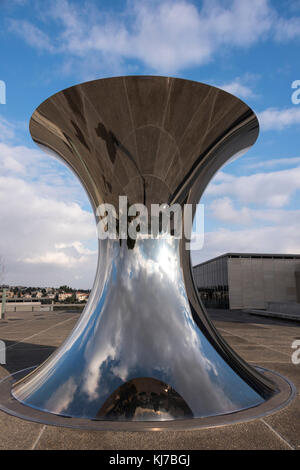 Tourner le monde à l'envers de la sculpture par Anis Kapoor, Musée d'Israël, Jérusalem, Israël, Banque D'Images