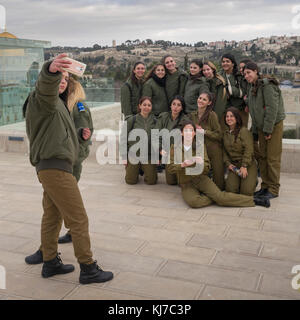 Groupe de femmes soldats de l'armée des forces de défense en tenant avec selfies smartphone, vieille ville, Jérusalem, Israël Banque D'Images