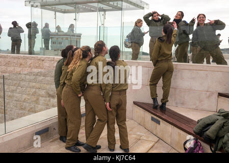 Groupe de femmes soldats des forces de défense israéliennes s'amuser à loisir, vieille ville, Jérusalem, Israël Banque D'Images