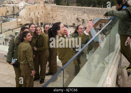 Groupe de femmes soldats des forces de défense israéliennes avec mur occidental en arrière-plan, vieille ville, Jérusalem, Israël Banque D'Images