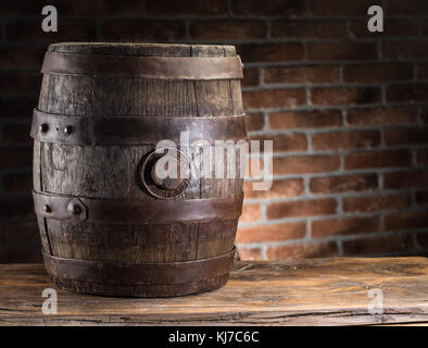 La bière en bois ancien cask sur la table. mur de brique sur l'arrière-plan. Craft Brewery. Banque D'Images