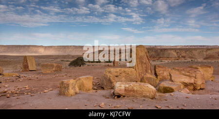 Formations rocheuses dans le désert, Makhtesh Ramon, désert du Negev, Israël Banque D'Images