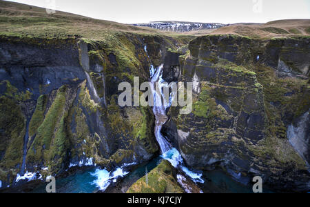 Fjadrargljufur canyon dans le sud-est de l'Islande qui est à 100m de profondeur et à environ 2 km de long, avec la rivière qui coule à travers elle fjadra. Il est près de l'anneau Banque D'Images