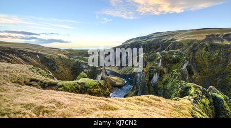 Fjadrargljufur canyon dans le sud-est de l'Islande qui est à 100m de profondeur et à environ 2 km de long, avec la rivière qui coule à travers elle fjadra. Il est près de l'anneau Banque D'Images