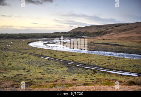 Fjadrargljufur canyon dans le sud-est de l'Islande qui est à 100m de profondeur et à environ 2 km de long, avec la rivière qui coule à travers elle fjadra. Il est près de l'anneau Banque D'Images