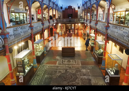 L'intérieur du hall principal du Dorchester Museum, Dorset, Royaume-Uni - John Gollop Banque D'Images