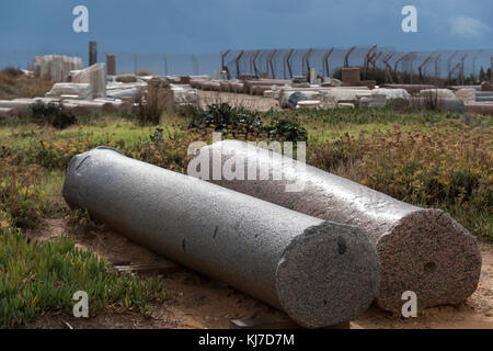 Colonnes en site archéologique romain de Césarée, district de Haïfa, Israël Banque D'Images