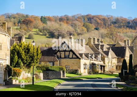 Cotswold traditionnels cottages en pierre calcaire jolie scène pittoresque village des Cotswolds ci-dessous Hill à l'automne. La Grande-Bretagne Royaume-uni Angleterre Worcestershire Broadway Banque D'Images
