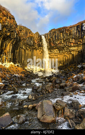 Svartifoss Water au début de l'hiver. Svartifoss (chute d'eau noire) est une chute d'eau dans le parc national de Vatnajökull en Islande, et est l'une des plus Banque D'Images