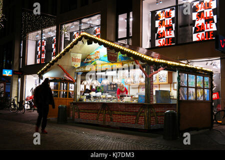 Décrochage du marché de Noël en face d'un magasin de mode Banque D'Images
