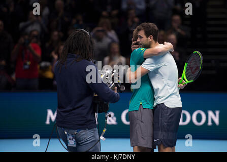 19 novembre 2017. David Goffin et Grigor Dimitrov étreignent après le match de tennis Nitto ATP Singles de Dimitrov. Crédit: Malcolm Park/Alay Banque D'Images