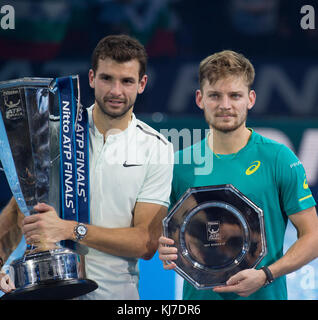 19 novembre 2017. Grigor Dimitrov avec Winners Trophy et David Goffin avec Runners Up Trophy, Nitto ATP Finals 2017. Crédit: Malcolm Park/Alay Banque D'Images