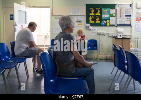 Salle d'attente du NHS- patients en attente, Surrey, Royaume-Uni Banque D'Images
