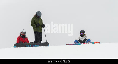 Les planchistes sur la montagne enneigée,whistler,British Columbia, canada Banque D'Images