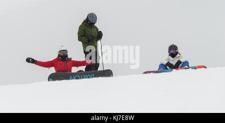 Les planchistes sur la montagne enneigée,whistler,British Columbia, canada Banque D'Images