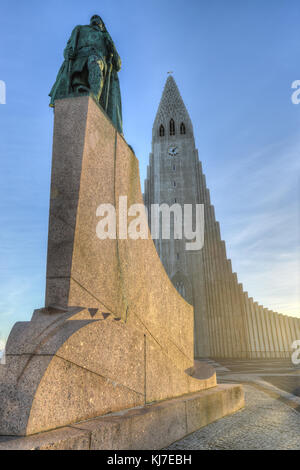 La cathédrale hallgrimskirkja à Reykjavik (Islande). l'église luthérienne (de l'Islande) église située à Reykjavik, Islande. à 73 mètres (244 pieds), il est t Banque D'Images