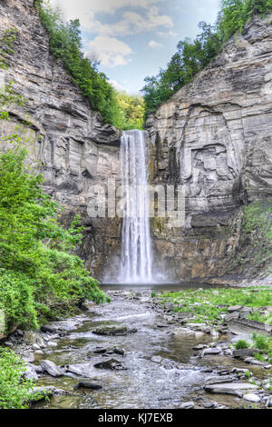 Taughannock falls dans l'état parc du même nom trouvé dans la Finger Lakes (Cayuga) région de l'état de New York. plus élevé que celui des chutes Niagara. Banque D'Images