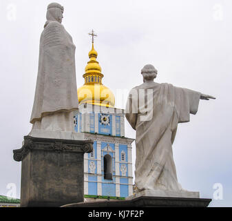 Monument à la princesse Olga, Saint-Andrew l'apôtre et Cyril et Methodius sur la place Mikhaïlovskaya à Kiev en Ukraine. Banque D'Images