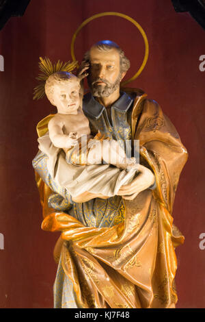 Statue de Saint Joseph tenant l'enfant Jésus Christ. San Vittore Martire Church (Église de Saint Victor Maurus ou l'amarrer l'église martyre) dans Casorate Banque D'Images