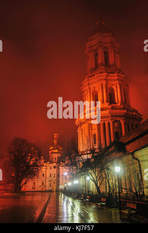 Vue de la Laure de Pechersk de Kiev et le clocher en Ukraine la nuit, enveloppée dans le brouillard. Le monastère orthodoxe est inclus dans le patrimoine mondial de l'UNESCO Banque D'Images