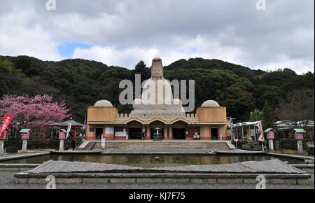 Dans la méditation, Bouddha serein statue principale du mémorial de la deuxième guerre mondiale guerre ryōzen kannon shrine, Kyoto, Japon. Banque D'Images