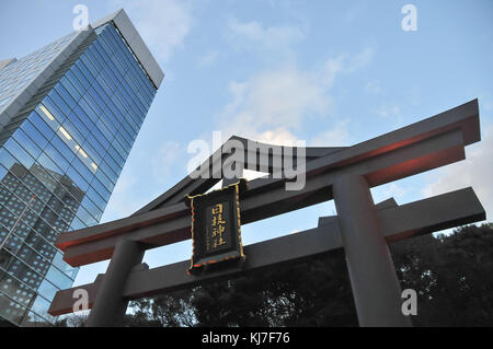 Entrée de la hie hie jinja. le lieu de culte est un sanctuaire shinto de nagatacho, Chiyoda, Tokyo, Japon. juxtaposée à un gratte-ciel moderne derrière je Banque D'Images