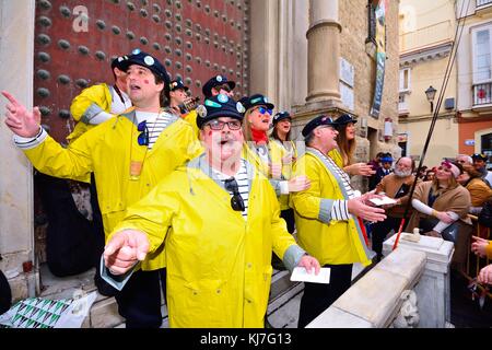 Cadix, Espagne - 8 Février : Carnaval typique chorus (chirigota) chanter pendant le carnaval dans les rues en janvier 8, 2016 à Cadix, en Espagne. Banque D'Images