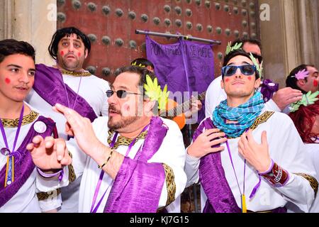 Cadix, Espagne - 8 Février : Carnaval typique chorus (chirigota) chanter pendant le carnaval dans les rues en janvier 8, 2016 à Cadix, en Espagne. Banque D'Images