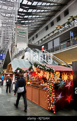 Marché de Noël à l'intérieur de la gare centrale de Lucerne (Bahnhof Luzern), Suisse. Banque D'Images