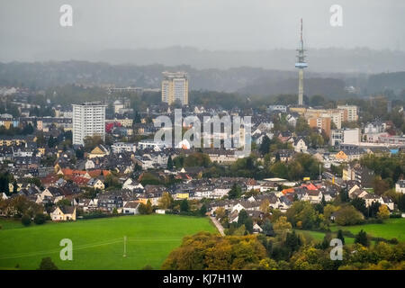 Vue de Neviges sur Velbert avec un front de pluie approchant, Velbert TV tour, BKS Water Tower, Velbert, Ruhr zone,Rhénanie-du-Nord-Westphalie, Allemagne, E Banque D'Images