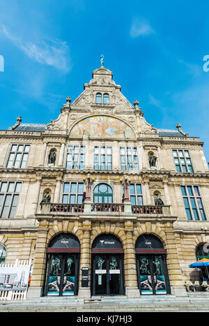 Gand, Belgique - 28 août 2017 : façade d'un vieux bâtiment historique de la ville médiévale de Gand, Belgique Banque D'Images