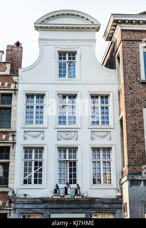 Gand, Belgique - 28 août 2017 : façade d'un vieux bâtiment historique blanc de la ville médiévale de Gand, Belgique Banque D'Images